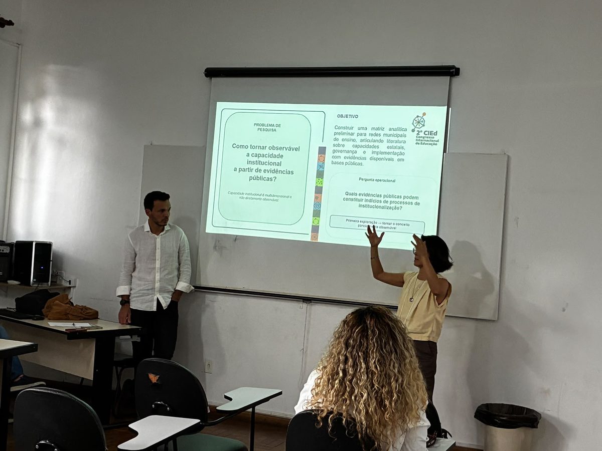 Pesquisador da Recompor apresentando slide sobre capacidade institucional no II CIEd