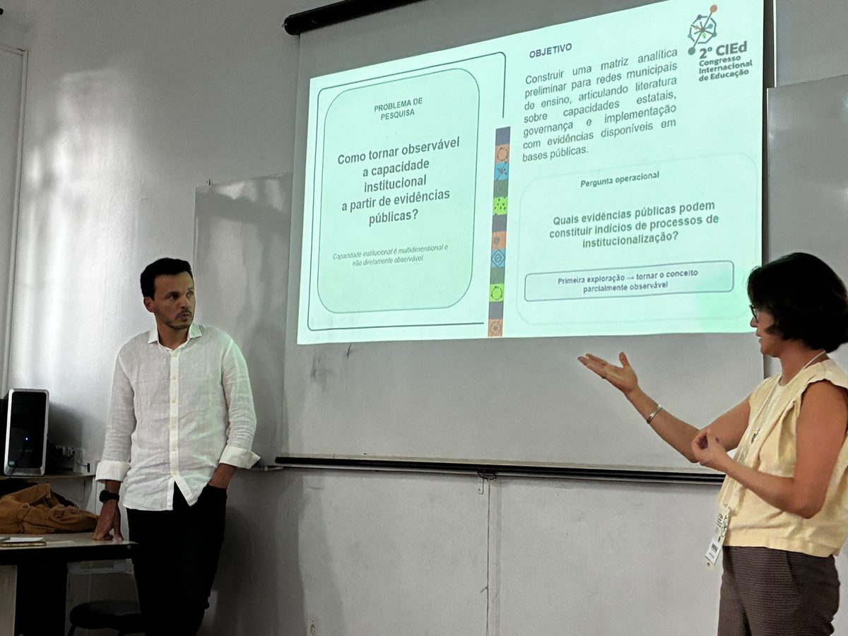 Equipe da Recompor discutindo resultados de pesquisa durante o II CIEd na Univás